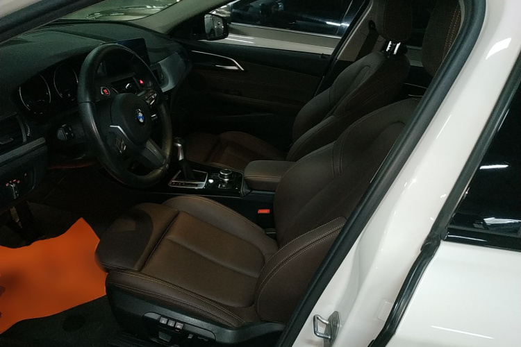 宝马1系 2019款 120i M运动套装中控内饰19