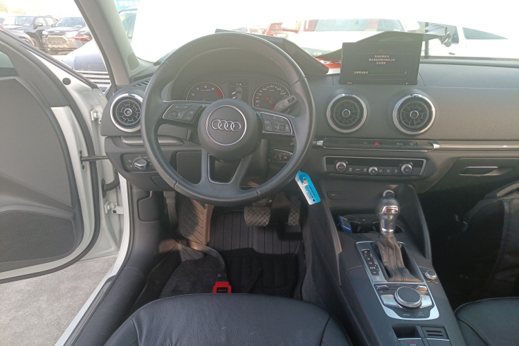 奥迪A3 2018款 30周年年型 Limousine 35 TFSI 风尚型局部细节13