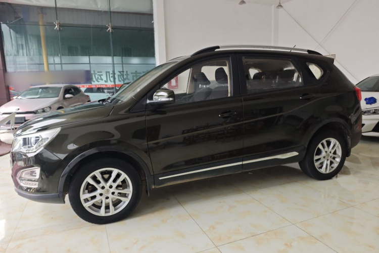 宝骏560 2015款 1.8L 手动舒适型车身外观4