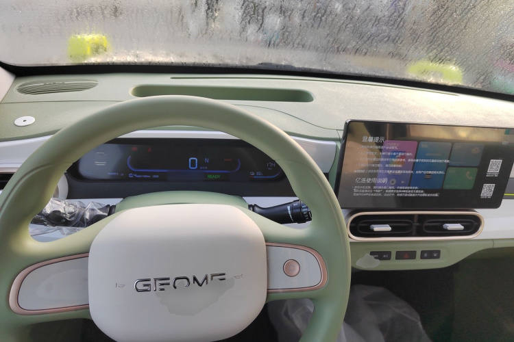 吉利银河 2025款 210km 熊猫骑士中控内饰7002