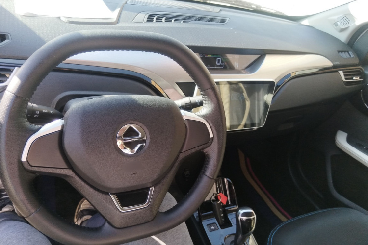 江铃集团新能源 易至EV3 2022款 小雷达悦跑型中控内饰12