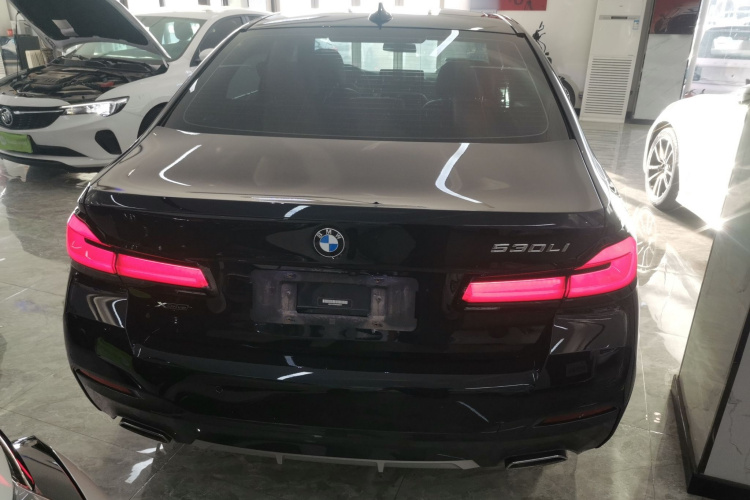宝马5系 2022款 改款二 530Li xDrive M运动套装车身外观6