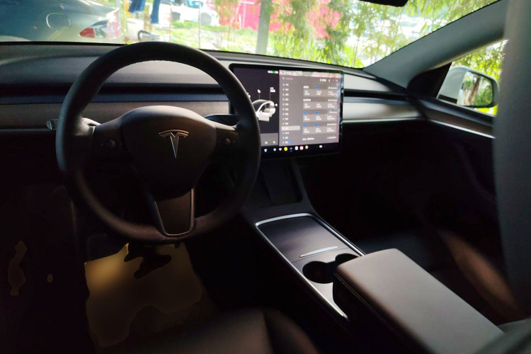 特斯拉 Model Y 2021款 长续航全轮驱动版中控内饰7002
