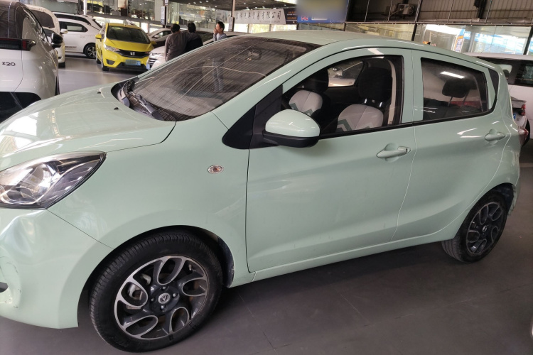 长安欧尚 奔奔E-Star 2021款 国民版 多彩款 磷酸铁锂（31.86kWh）车身外观4