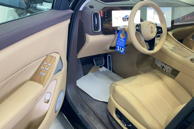 鸿蒙智行 问界M8 2025款 增程 Max+版 53.4kWh 6座版中控内饰7002