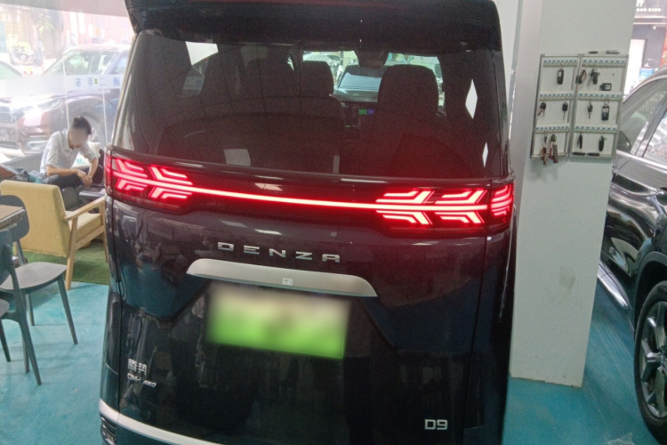 腾势D9 2022款 DM-i 970 四驱尊荣型车身外观6