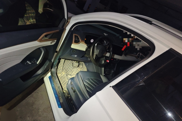 大众 途岳 2023款 300TSI 两驱皎月版中控内饰7003