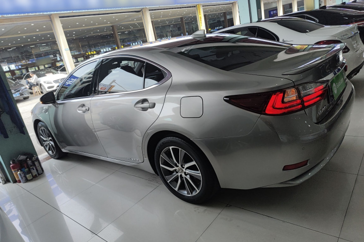 雷克萨斯ES 2017款 300h Mark Levinson舒适版车身外观4