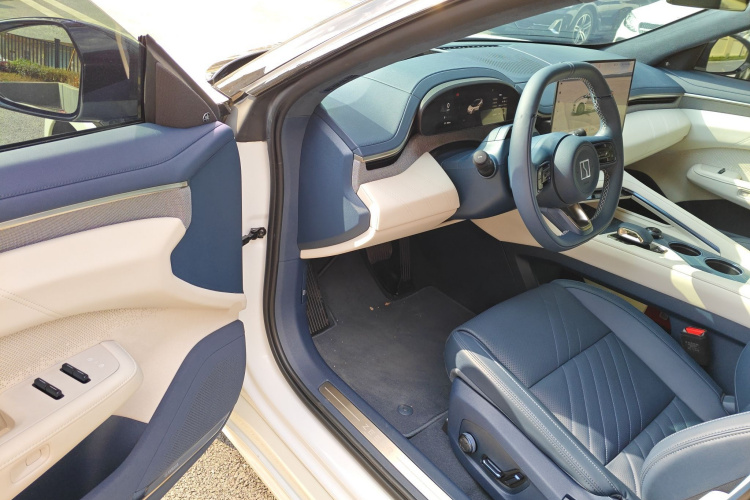 极氪001 2025款 WE版 95kWh 四驱中控内饰20