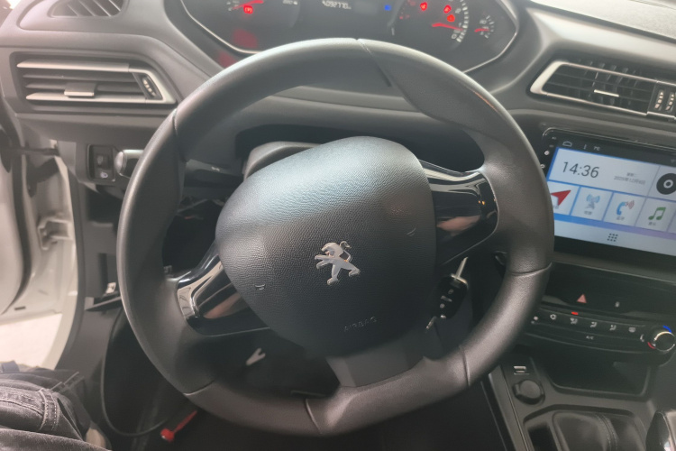 标致308 2018款 1.6L 手动时尚版中控内饰13