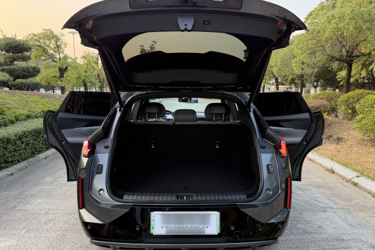 领克08 EM-P 2023款 120km 长续航Halo机舱底盘23