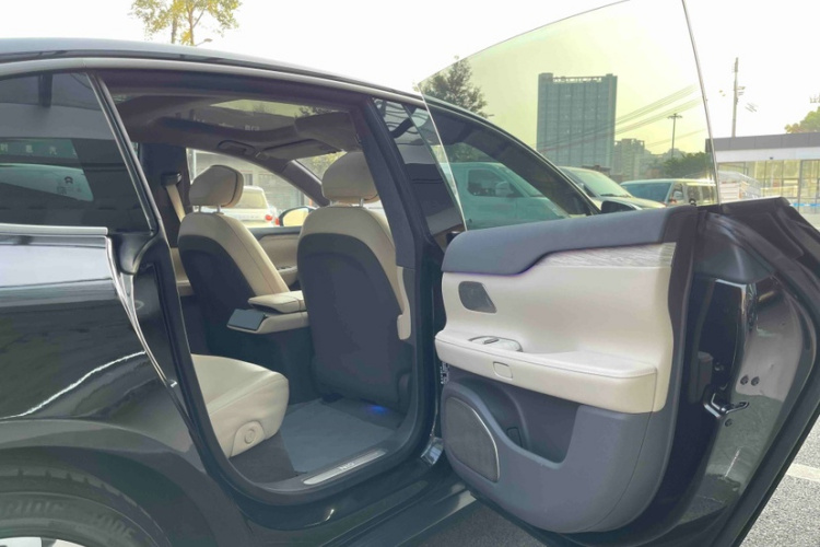 蔚来ET7 2022款 100kWh 首发版中控内饰7011