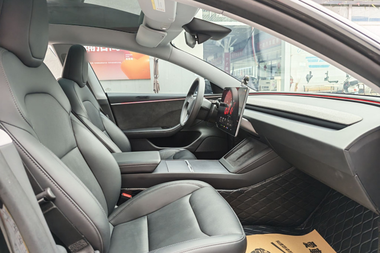 特斯拉 Model 3 2023款 长续航全轮驱动版中控内饰7002