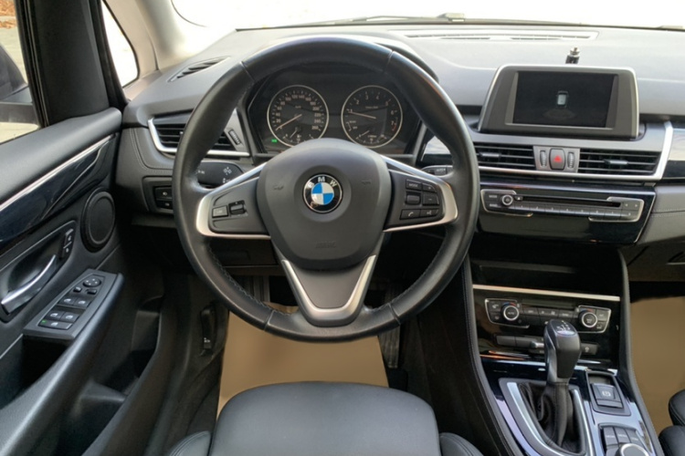 宝马2系旅行车 2016款 218i 运动设计套装中控内饰7005