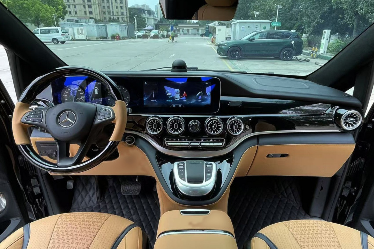 奔驰 威霆 2023款 2.0T 精英版 7座中控内饰7004