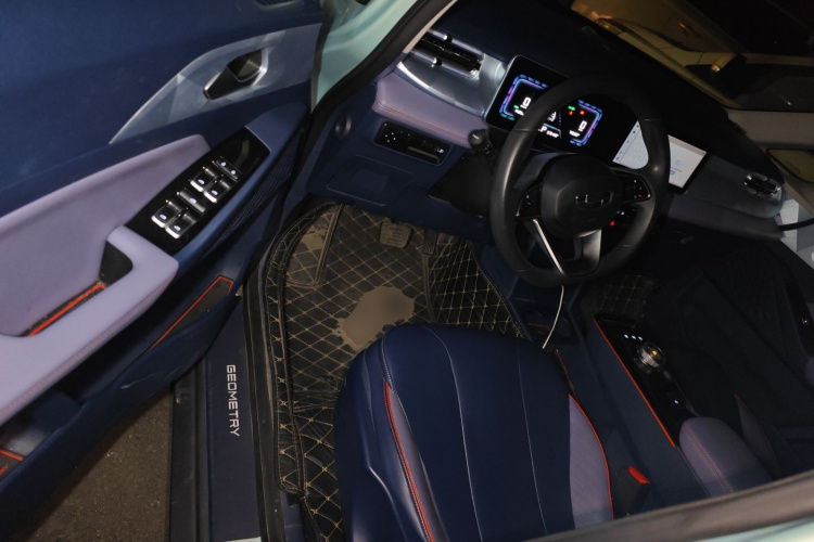 吉利几何E萤火虫 2022款 401KM 玲珑虎 4座中控内饰20