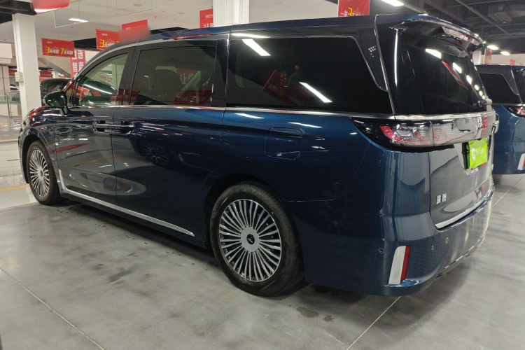 岚图汽车 岚图梦想家 2025款 PHEV 四驱旗舰鲲鹏版车身外观4