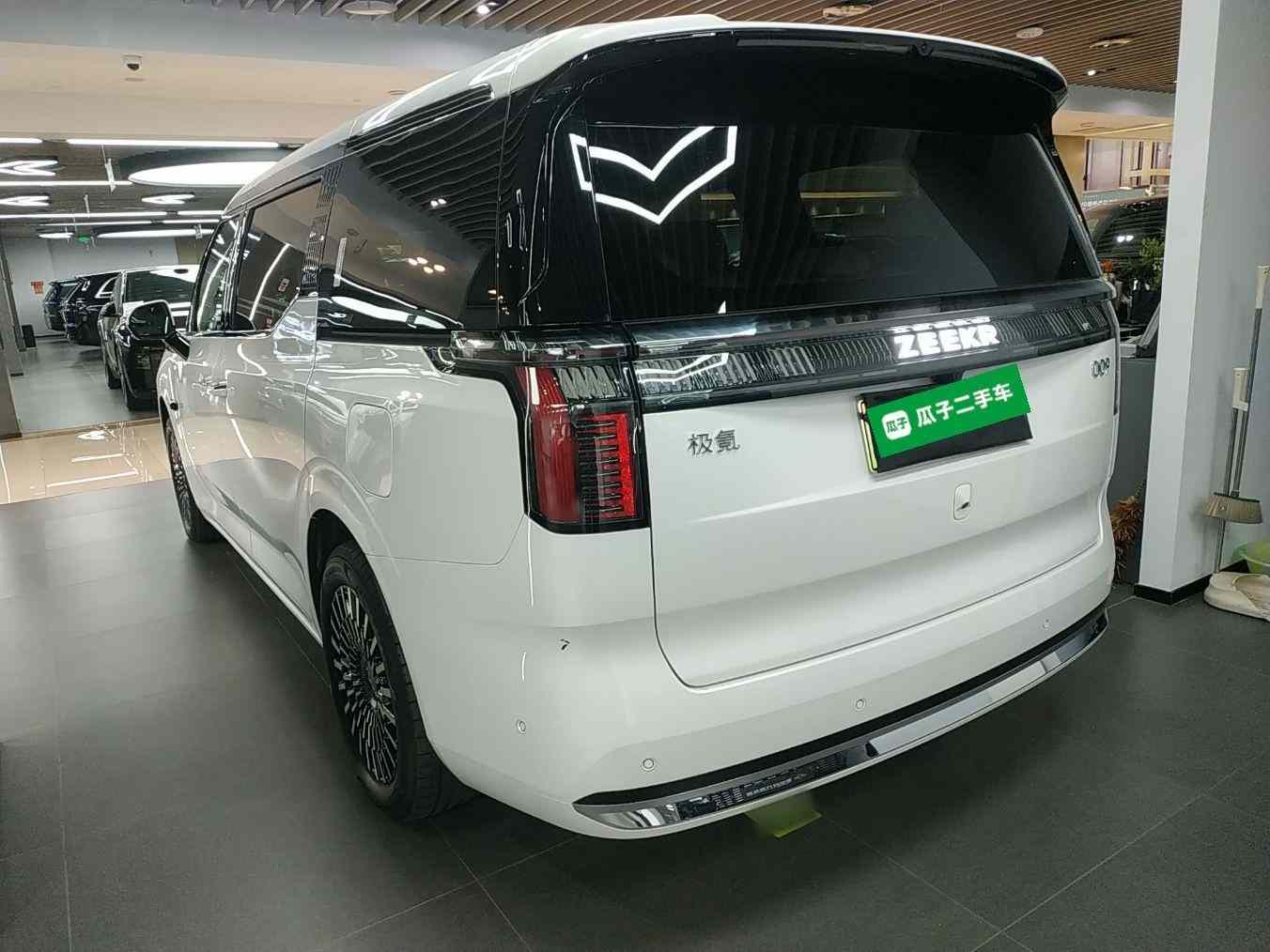 极氪009 2024款 六座行政版四驱 108kWh(3)