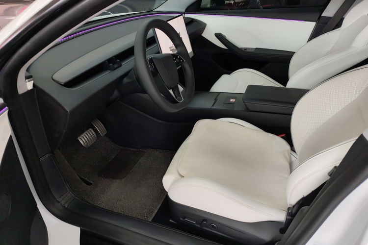 特斯拉 Model 3 2024款 高性能全轮驱动版中控内饰19