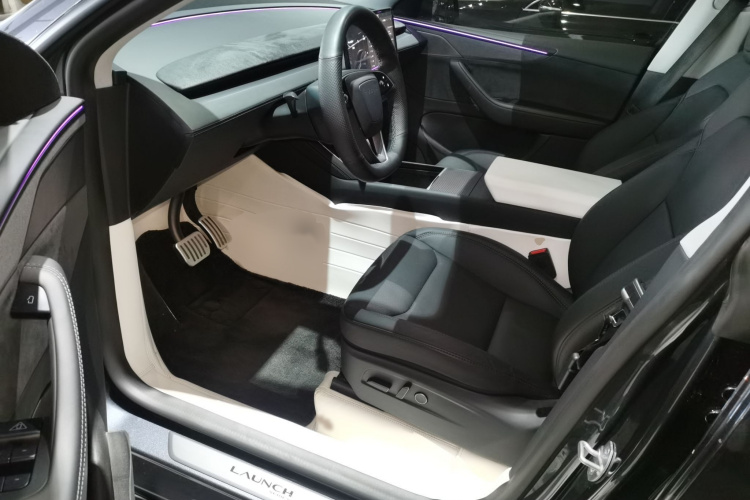特斯拉 Model Y 2025款 长续航全轮驱动 首发版中控内饰7003