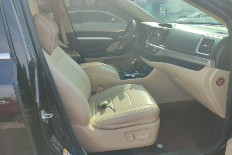 丰田 汉兰达 2018款 2.0T 四驱豪华版 7座 国VI局部细节41