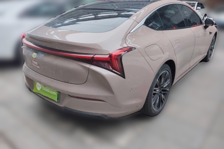 哪吒汽车 哪吒S 2022款 增程版 1160km 后驱中版车身外观7