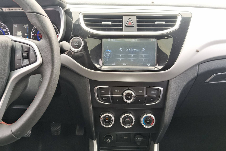 中华V3 2015款 1.5L 手动智能型中控内饰7003