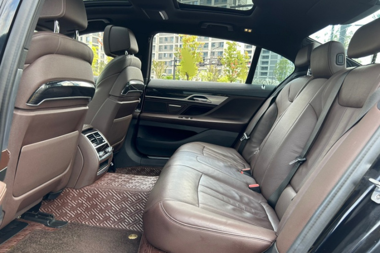 宝马7系 2018款 730Li 领先型 M运动套装中控内饰7003