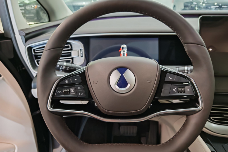 腾势D9 2024款 DM-i 980 四驱尊荣型中控内饰7012