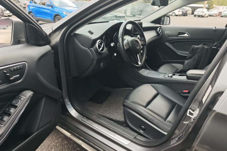 奔驰GLA 2015款 GLA 200 动感型中控内饰20