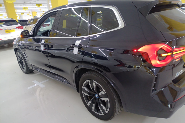 宝马iX3 2024款 领先型车身外观4