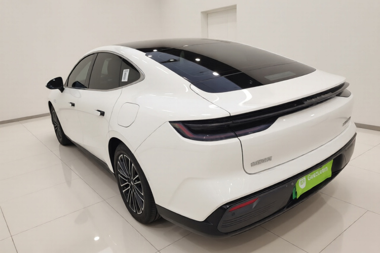 吉利银河 银河星耀8 2025款 130km EM-i 尊享版车身外观5