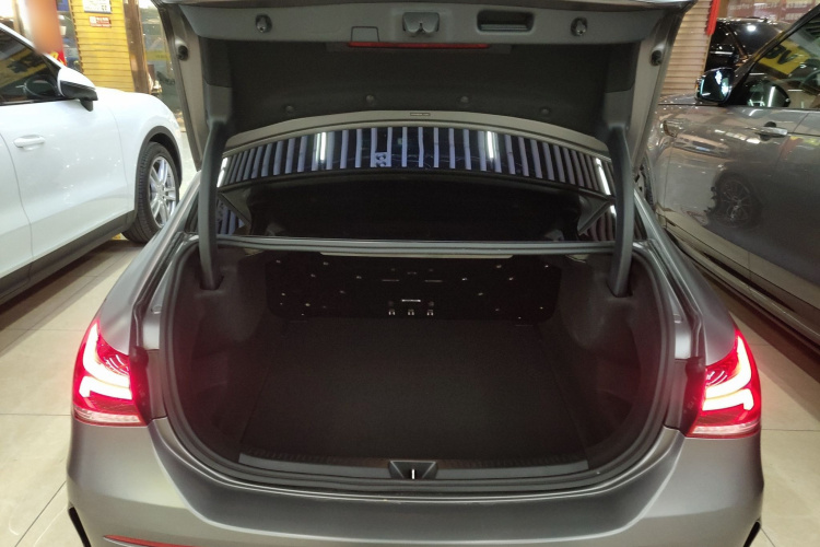 奔驰A级AMG 2022款 AMG A 35 L 4MATIC机舱底盘23