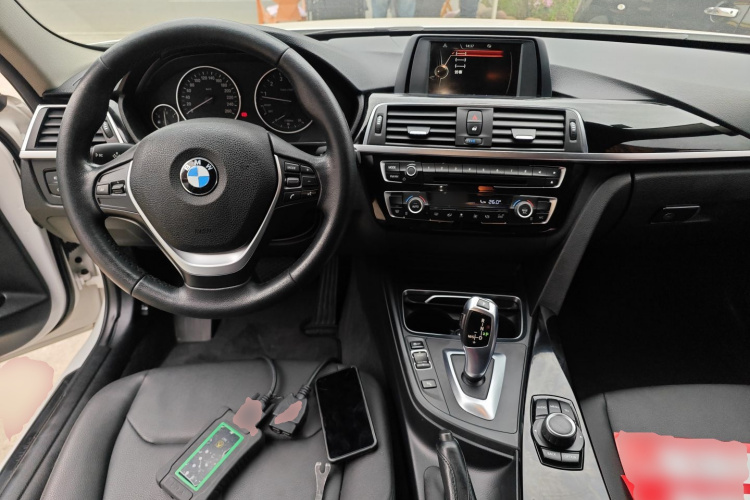 宝马3系 2016款 316i 时尚型中控内饰12