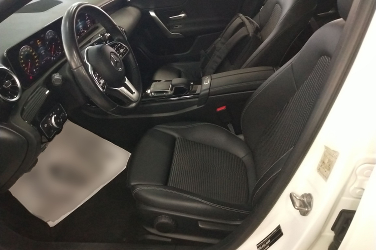 奔驰A级(进口) 2020款 A 180中控内饰19