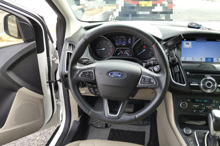 福特 福克斯 2017款 三厢 EcoBoost 180 自动旗舰型中控内饰13