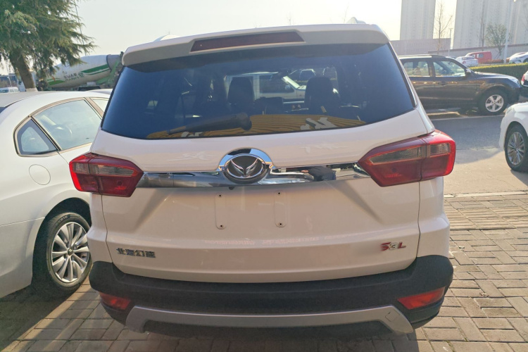 北汽幻速S3 2016款 S3L 1.5L 手动尊享型车身外观6