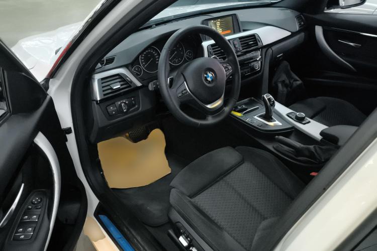 宝马3系 2017款 320i M运动型中控内饰7003