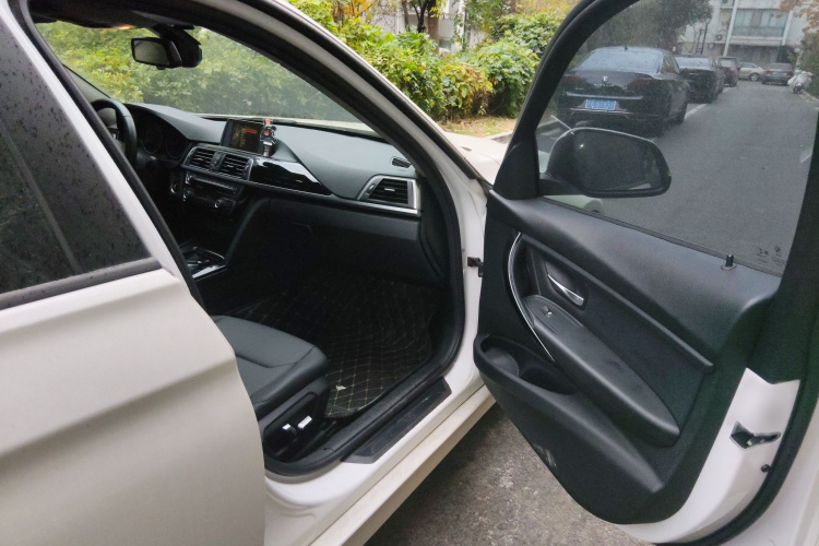 宝马3系 2017款 318i 时尚型局部细节9005