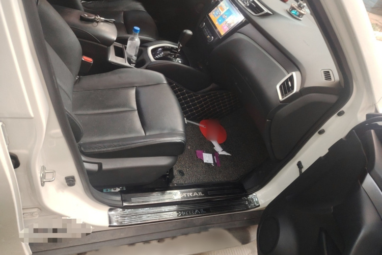 日产 奇骏 2014款 2.0L CVT舒适版 2WD局部细节9005