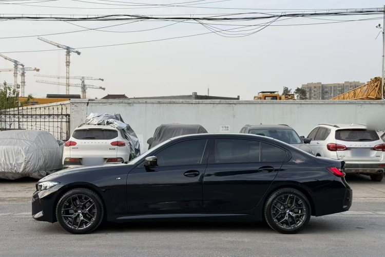 宝马3系 2025款 330Li M运动曜夜套装车身外观6004