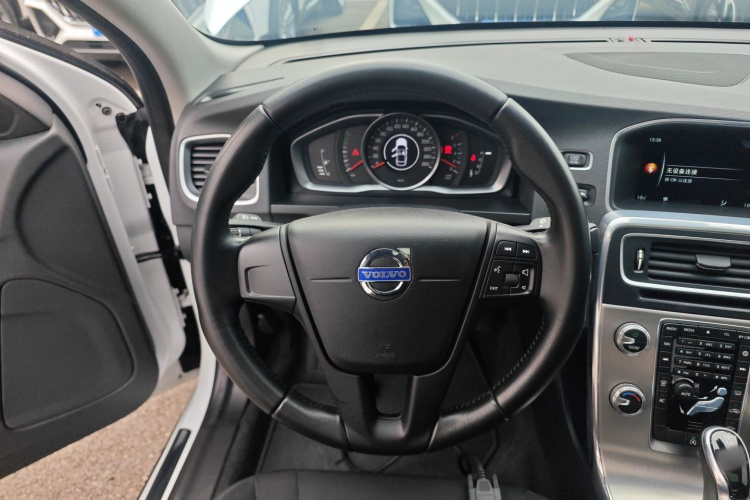 沃尔沃S60 2016款 S60L T3 智行版中控内饰13