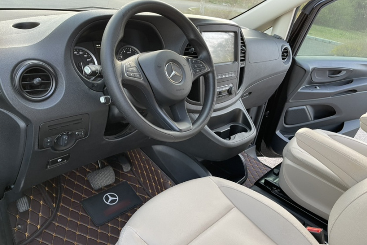 奔驰 威霆 2020款 2.0T 精英版 9座中控内饰7005