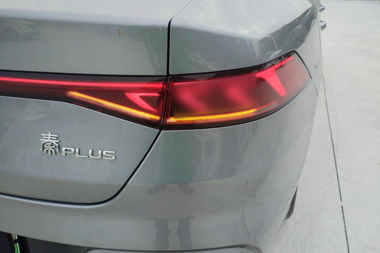 比亚迪 秦PLUS 2023款 冠军版 DM-i 55KM领先型车身外观9