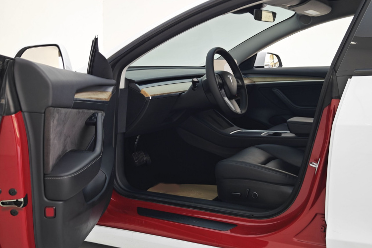 特斯拉 Model 3 2021款 标准续航后驱升级版 3D6中控内饰7012