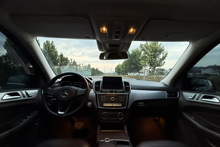 奔驰GLE 2016款 GLE 320 4MATIC 动感型中控内饰7002