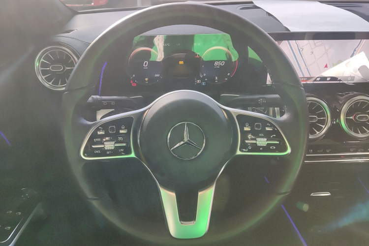 奔驰GLB 2022款 改款 GLB 200 动感型中控内饰13