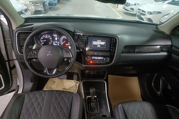 三菱 欧蓝德 2020款 2.4L 四驱致享版 7座中控内饰12