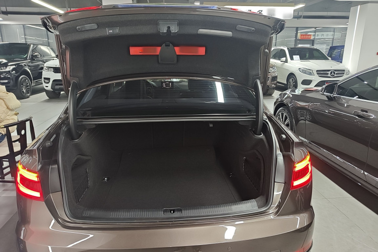 奥迪A4L 2017款 40 TFSI 风尚型机舱底盘23