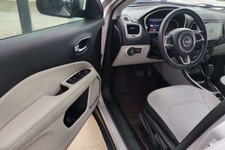 Jeep 指南者 2017款 200T 自动舒享版中控内饰7004